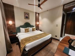 A bed or beds in a room at The Mantis