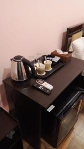 - une table avec une bouilloire et des tasses dans l'établissement Chan Beach Resort & Hotel, à Bahūr