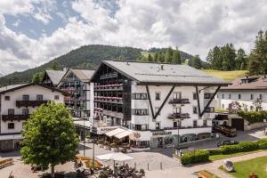 eine Luftaufnahme eines Hotels in den Bergen in der Unterkunft Alpenlove - Adult SPA Hotel in Seefeld in Tirol