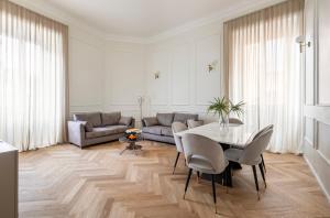 Χώρος καθιστικού στο SJR Luxury Apartment Trevi Fountain