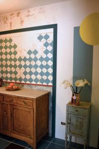 a room with a table and a painting on the wall at O Quinteiro de Elvira in Moaña