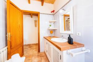 ein Badezimmer mit Waschbecken und Spiegel in der Unterkunft Can Pascual in Manacor + 19 Fotos