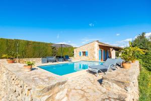 eine Villa mit Swimmingpool und ein Haus in der Unterkunft Can Pascual in Manacor