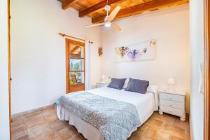 ein Schlafzimmer mit einem Bett und einem Deckenventilator in der Unterkunft Can Pascual in Manacor