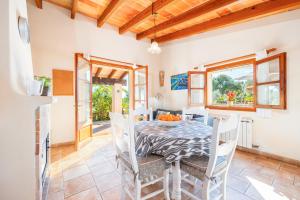eine Küche und ein Esszimmer mit Tisch und Stühlen in der Unterkunft Can Pascual in Manacor