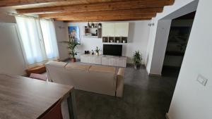 een woonkamer met een bank en een tv bij Casa Whitaker in Palermo