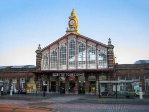 图尔昆Centre ville, Gare 600m, Prox Lille, Lit King size的一座顶部有钟楼的大楼