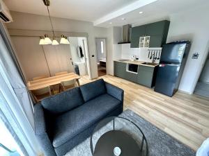 a living room with a couch and a kitchen at Halo the Title in Ban Nong Chaeng