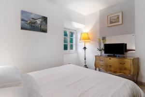 A bed or beds in a room at La Contessa - Lenno