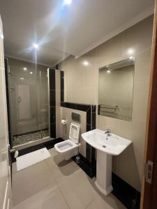 ein Badezimmer mit Waschbecken und Toilette in der Unterkunft CapePod City Centre in Kapstadt + 27 Fotos