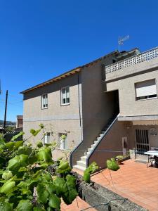 ein großes Gebäude mit einer Terrasse davor in der Unterkunft O Refuxio da Ría in Pontevedra