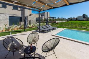 Swimmingpoolen hos eller tæt på Villa Tena