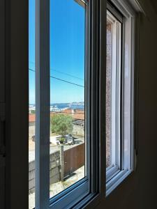 ein Fenster mit Blick auf eine Stadt in der Unterkunft O Refuxio da Ría in Pontevedra