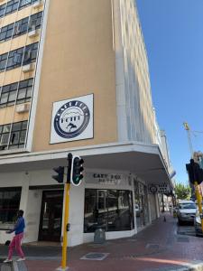 ein Gebäude mit dem Schild einer Kuchenschachtelfabrik in der Unterkunft CapePod City Centre in Kapstadt