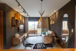 une cuisine et une salle à manger avec une table et des chaises dans l'établissement CONDOMINIO GAMBOA - 190 METROS DA PRAIA DO PATACHO, à Porto de Pedras