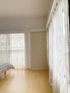 A bed or beds in a room at 高速网络#车站4分#智能马桶#干湿分离#3卧室3卫生间2浴室1客厅2阳台#新装修3层独栋小楼#5分钟直达池袋#中板桥车站步行4分钟101