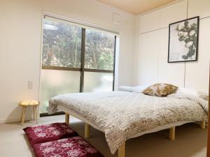 A bed or beds in a room at 高速网络#车站4分#智能马桶#干湿分离#3卧室3卫生间2浴室1客厅2阳台#新装修3层独栋小楼#5分钟直达池袋#中板桥车站步行4分钟101