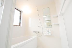 A bathroom at 高速网络#车站4分#智能马桶#干湿分离#3卧室3卫生间2浴室1客厅2阳台#新装修3层独栋小楼#5分钟直达池袋#中板桥车站步行4分钟101
