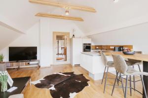 a kitchen and living room with a table and chairs at Appartement Eden Top 11 in Sauerfeld