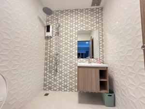 een badkamer met een wastafel en een spiegel bij Sun sun house in Chiang Mai +22 foto's