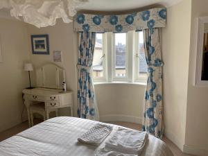 Ένα ή περισσότερα κρεβάτια σε δωμάτιο στο Top Floor En-suite Double Bedrooms With Great View Of Windsor Castle & Free Parking