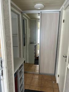 een hal met een deur naar een keuken bij Small house in Vilnius