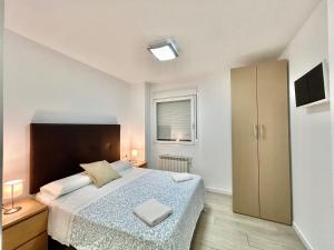 sypialnia z dużym łóżkiem i oknem w obiekcie HOSPEDAJE LA PAZ w Madrycie +14 zdjęć