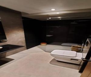 a bathroom with a white toilet in a room at Hotel Glanton Manor in Ooty