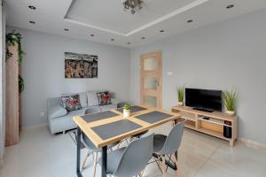 Televízia a/alebo spoločenská miestnosť v ubytovaní Comfort Apartments Żywiecka