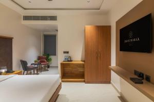 TV a/nebo společenská místnost v ubytování Anantharaa Hotel