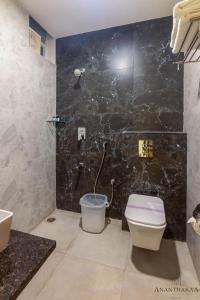 Koupelna v ubytování Anantharaa Hotel