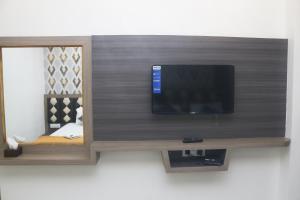 Hotel Grace Lodging & Boarding的电视和/或娱乐中心