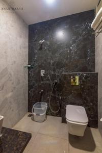 Koupelna v ubytování Anantharaa Hotel
