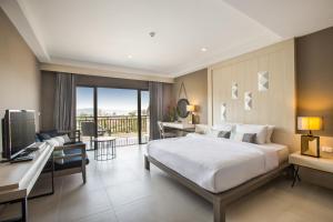Телевизор и/или развлекательный центр в Krabi La Playa Resort