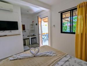 Et tv og/eller underholdning på Astillo's Guest Houses + 18 billeder