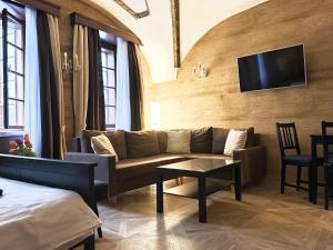 Una sala de estar con un sofá y un televisor en una pared. en Unique Prague Apartment, en Praga 13 fotos más