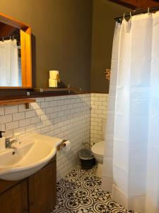 een badkamer met een wastafel en een toilet bij La Casa Verde Butik Otel in Izmir