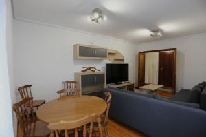 a living room with a blue couch and a table at Tus vacaciones en Noja in Noja