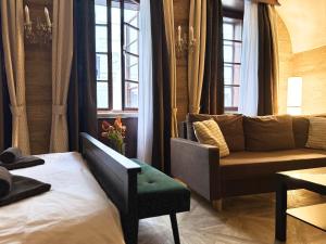 sala de estar con sofá, sofá y ventana en Unique Prague Apartment, en Praga