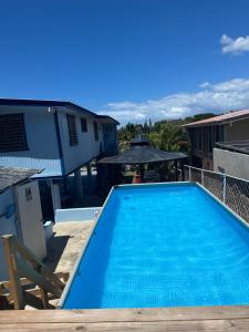 Una gran piscina azul en la parte superior de un edificio en Sea Breeze Paradise, en Cabo Rojo