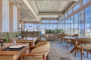 Posezení v ubytování Hilton Garden Inn Athens Syggrou Avenue