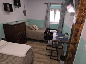 Łóżko lub łóżka w pokoju w obiekcie Habitaciones Casa Santander Playa Valdenoja
