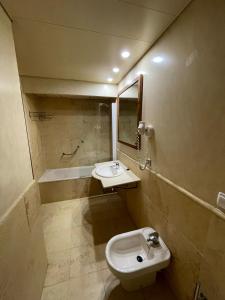 Koupelna v ubytování Urbanización Jardines de Isla canela vista jardín By SIT