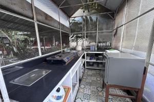 Una cocina con encimera con fregadero y frigorífico. en Carla Garden, en Yogyakarta 29 fotos más