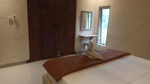 een knuffeldier op een bed bij Bli Sudi Bungalows in Pemuteran