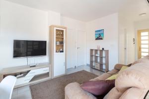 Μια τηλεόραση ή/και κέντρο ψυχαγωγίας στο Encantador apartamento playa arena