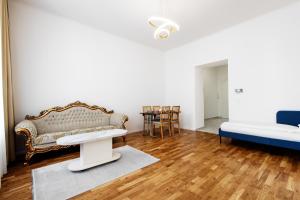 ein Wohnzimmer mit einer Couch und einem Tisch in der Unterkunft Lé David City Apartments 1020 in Wien + 37 Fotos