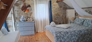 ein Schlafzimmer mit einem blauen und weißen Bett und einer Kommode in der Unterkunft Casinha Nº461 in Vila Praia de Âncora + 49 Fotos