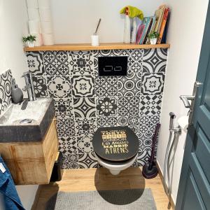 une salle de bain avec toilettes et carrelage noir et blanc dans l'établissement Jolie villa Bali-style, à Marseille