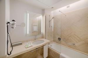 Ένα μπάνιο στο NH Roma Villa Carpegna